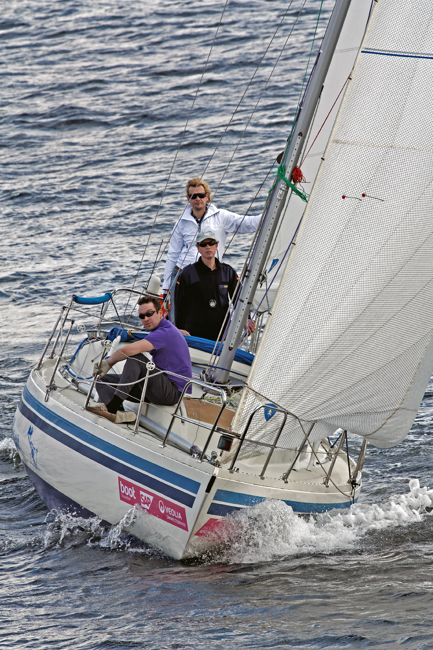 Die Blaue Maus mit Crew bei einer Regatta auf der Ostsee