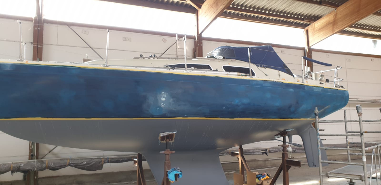 Aufbau des Untergrunds mit blauem Spachtel und Fairing