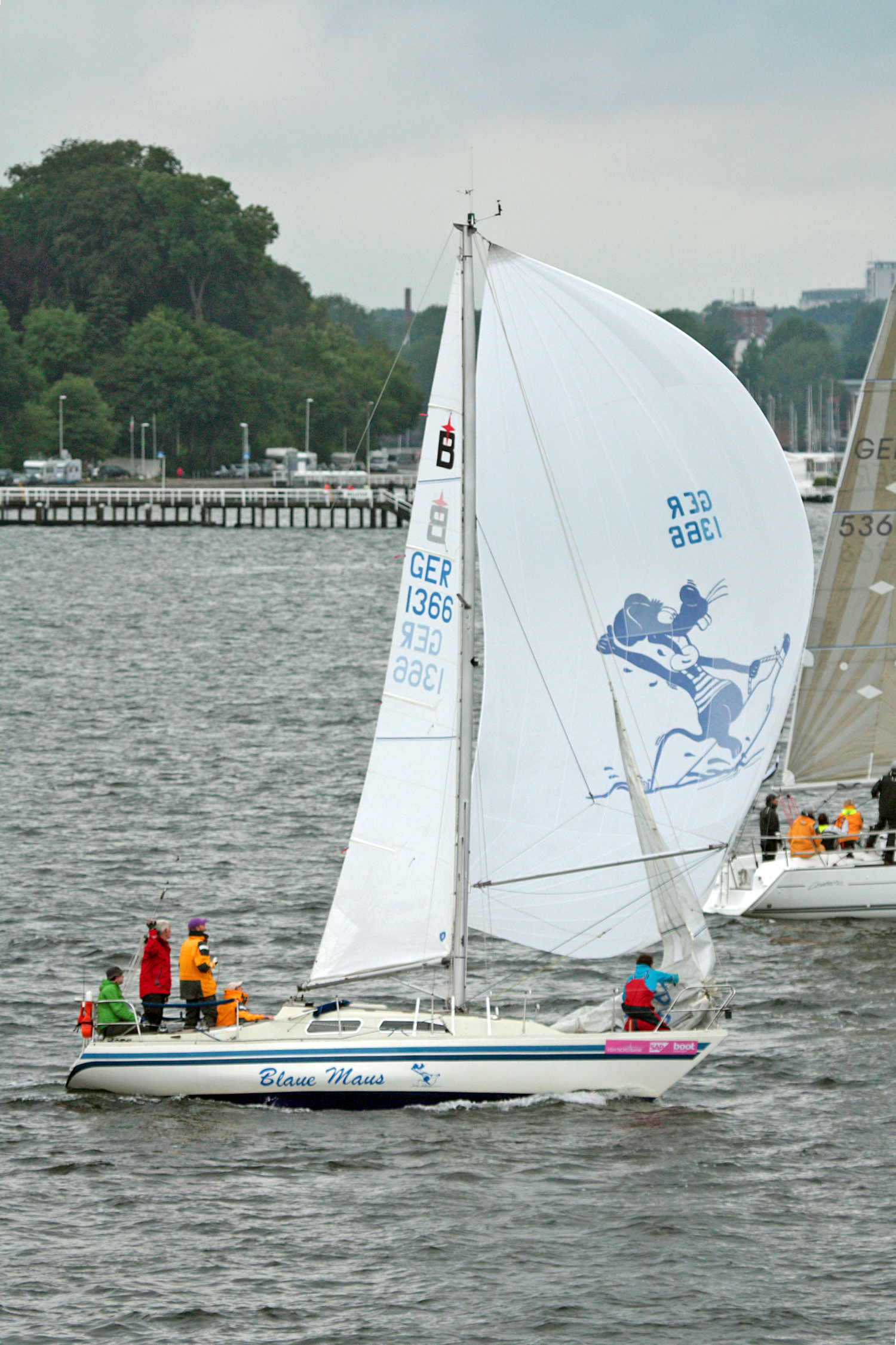 Die Blaue Maus mit Spinnaker beim Start in Kiel